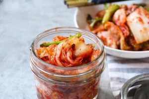 recipiente de vidrio con  kimchi