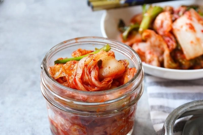 recipiente de vidrio con  kimchi