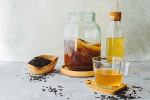 Frascos y botellas de kombucha refrescante y saludable