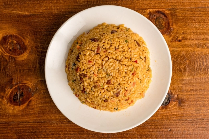 delicioso arroz con gandules de puerto rico en olla tradicional