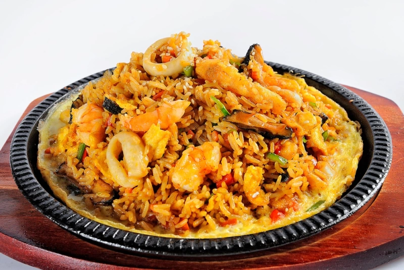Descubre el Secreto del Auténtico Arroz con Mariscos Peruano en tu Cocina delicioso arroz con mariscos peruano lleno de sabor y color.