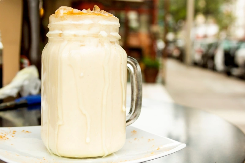 Aprende a Preparar la Auténtica Chicha Venezolana en Casa Deliciosa y Refrescante jarrita con deliciosa chicha venezolana cremosa y refrescante