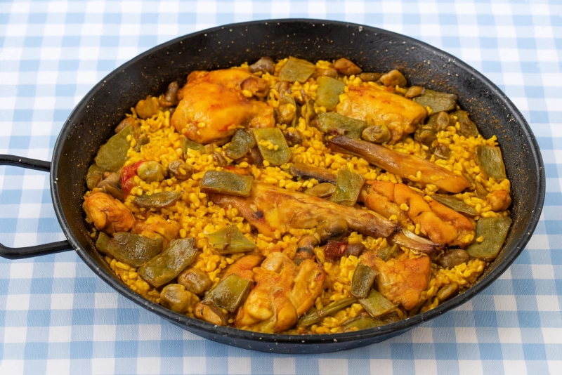 Disfruta de la Auténtica Paella Valenciana para un Festín Inolvidable en tu Hogar deliciosa paella valenciana con pollo dorado y conejo