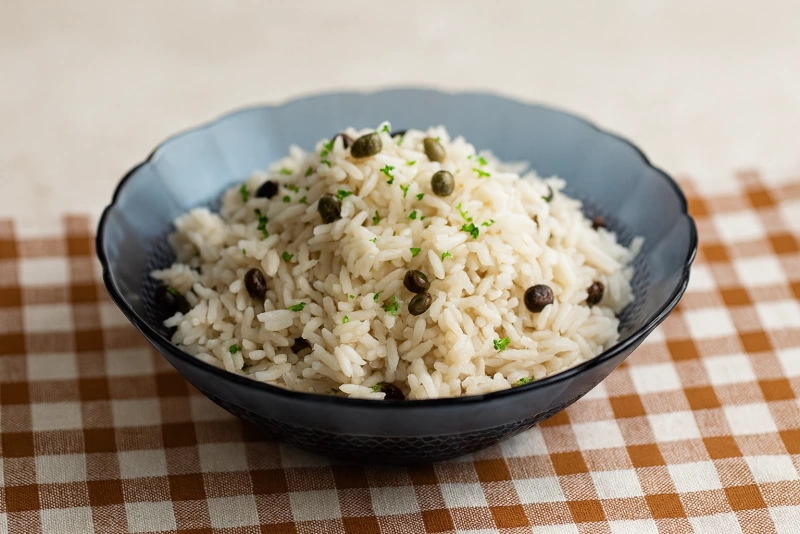 Sabroso Arroz con Guandú y Coco Panameño: ¡Un Plato que Enamora! delicioso arroz con guandú y coco panameño en plato casero