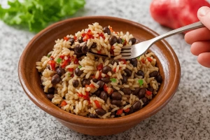 delicioso plato de gallo pinto costarricense