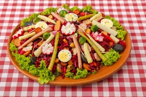 colorido fiambre guatemalteco con variedad de embutidos y vegetales