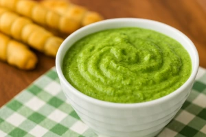 guasacaca venezolana cremosa y vibrante en un tazón colorido