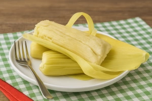 plato con tamales de elote salvadoreños caseros y deliciosos