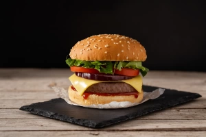 Hamburguesa clásica americana con ingredientes frescos
