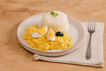 Plato de ají de gallina con arroz blanco graneadito