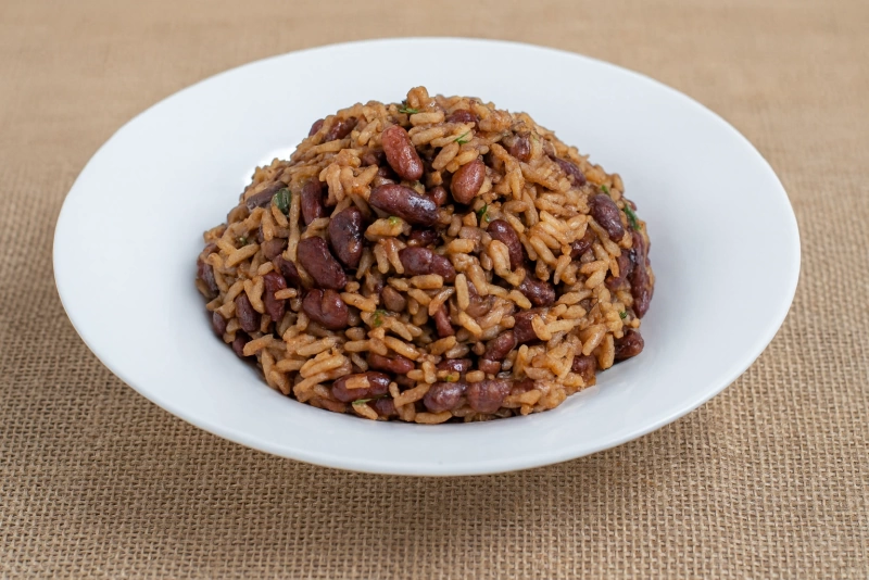 Plato de casamiento salvadoreño con frijoles y arroz