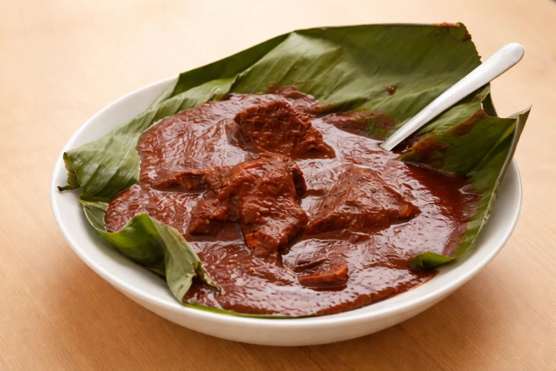 Plato tradicional de subanik guatemalteco en olla de barro