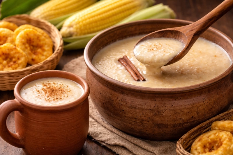 Delicioso atol de elote hondureño servido en olla y taza de barro