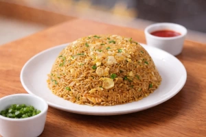 Delicioso arroz chaufa de pollo listo para disfrutar