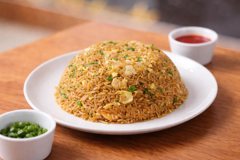 Delicioso arroz chaufa de pollo listo para disfrutar