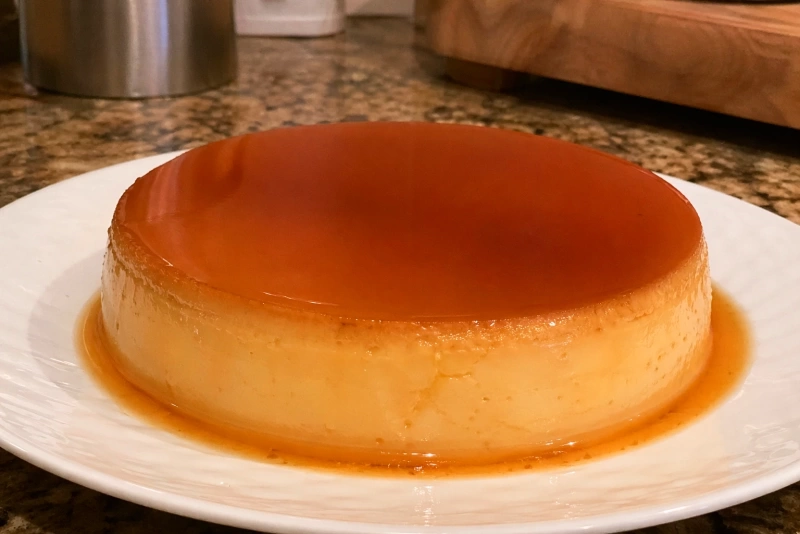 Delicioso flan de queso puertorriqueño en un plato blanco