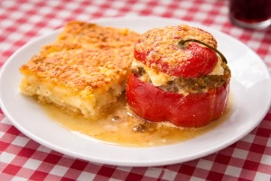 Delicioso rocoto relleno tradicional peruano acompañado con pastel de papa