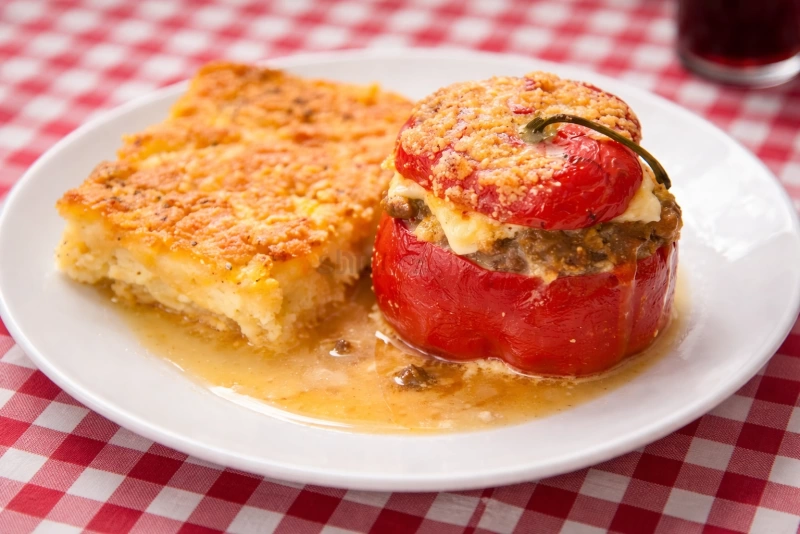 Delicioso rocoto relleno tradicional peruano acompañado con pastel de papa