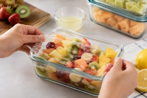 Frutas cortadas frescas en un tazón listas para conservarse