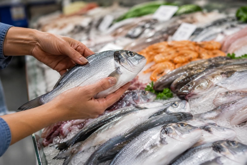 Pescado fresco en el mercado elección y calidad adecuada